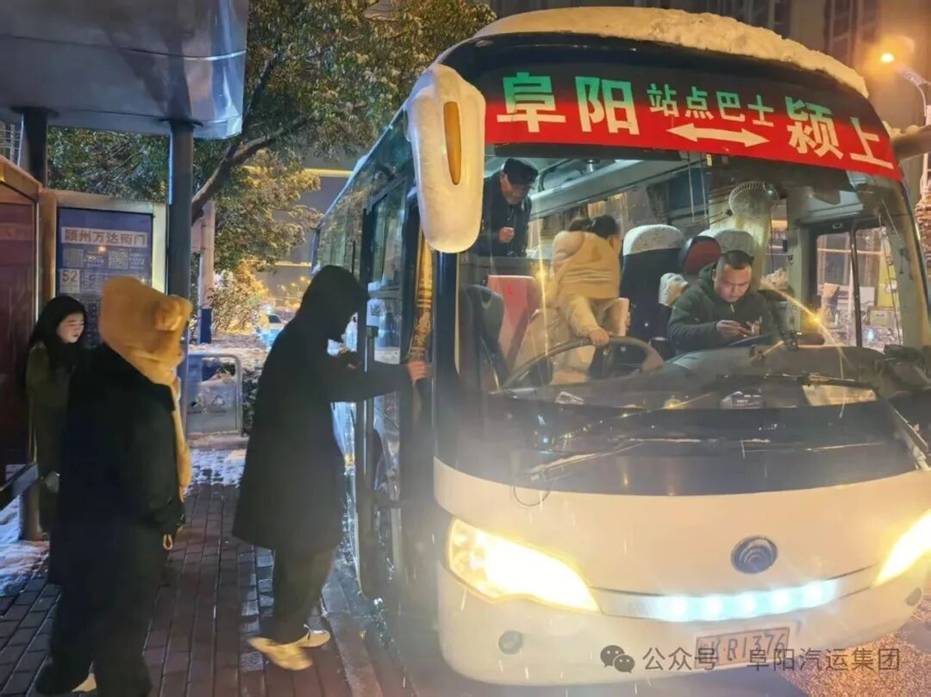 以雪為令 為乘客撐起“保護(hù)傘”